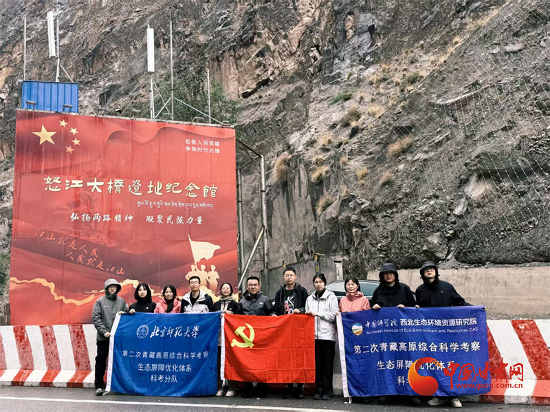 李宗省和同事们在一起