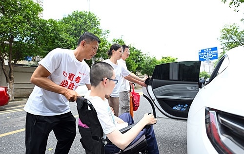 6月7日，南昌一支由志愿者组成的爱心送考车队护送一名乘坐轮椅的考生赴考。本报全媒体记者 张翰林摄