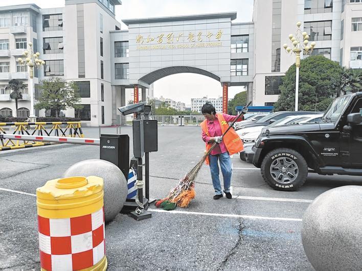错峰清洁考点周边环境卫生 通讯员供图