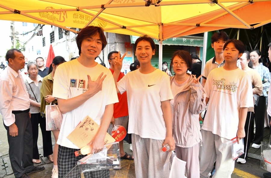 考生自信满满走进考场。