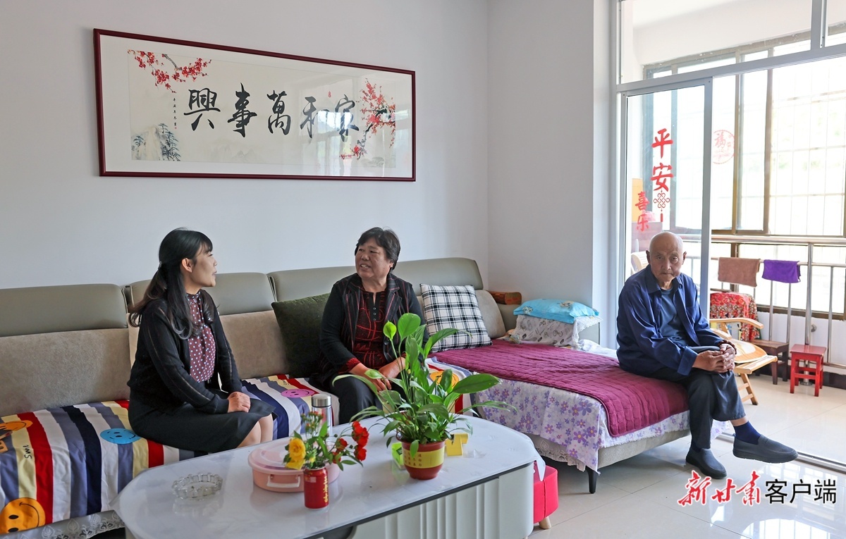 海兰兰(左一)前往王民英(中)的新家进行回访 新甘肃·甘肃日报记者 田蹊