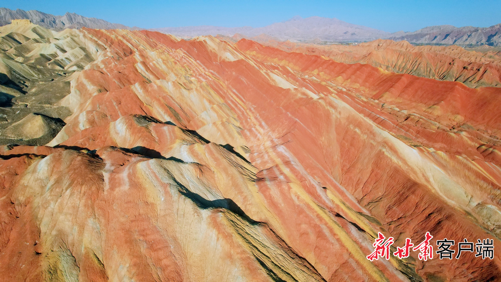 彩色丘陵如飘带般铺展在大地上