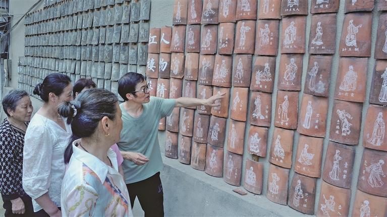 为观众讲解《水浒传》《红楼梦》人物作品。