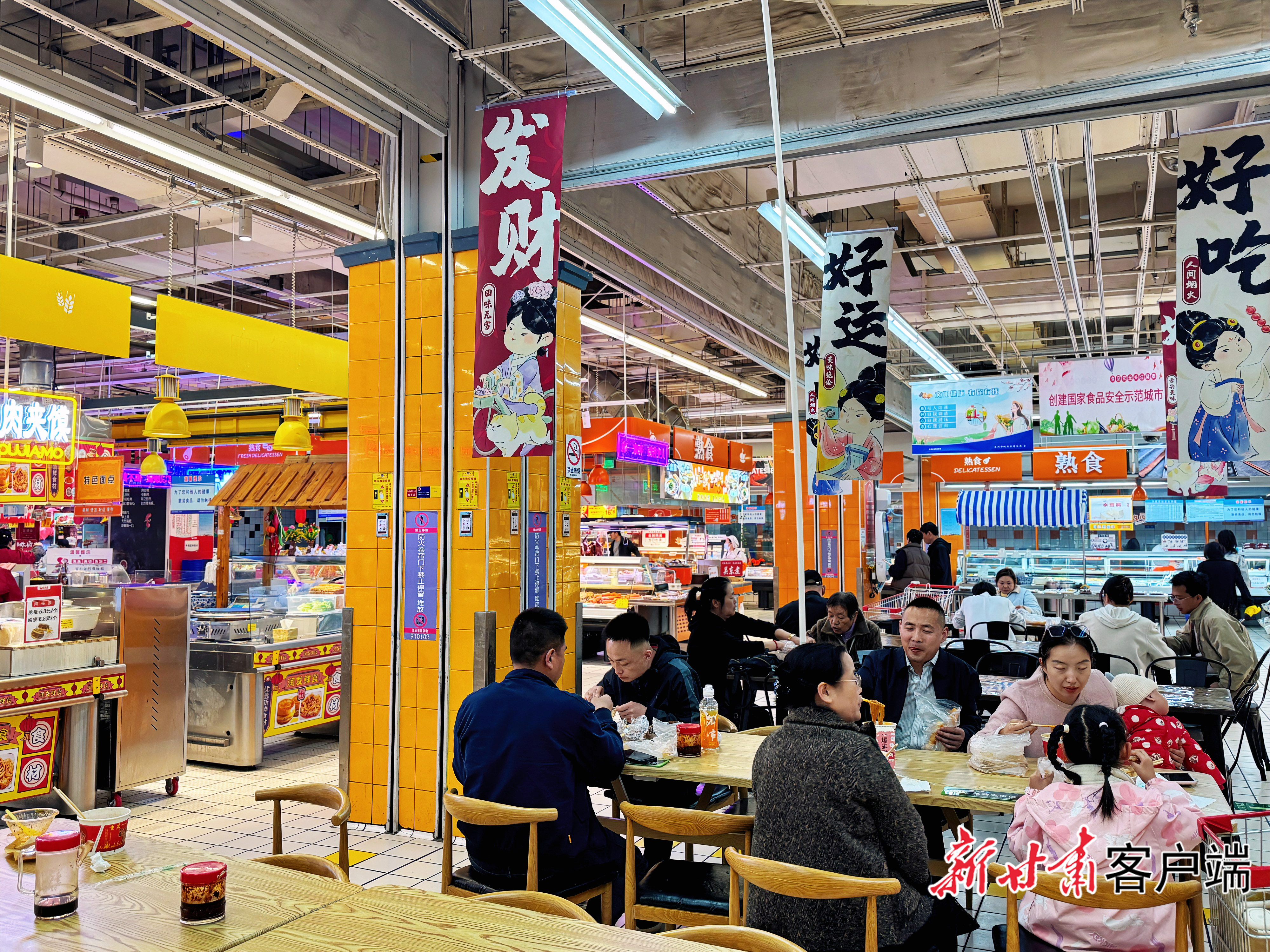 大润发超市便民餐饮区人气旺盛
