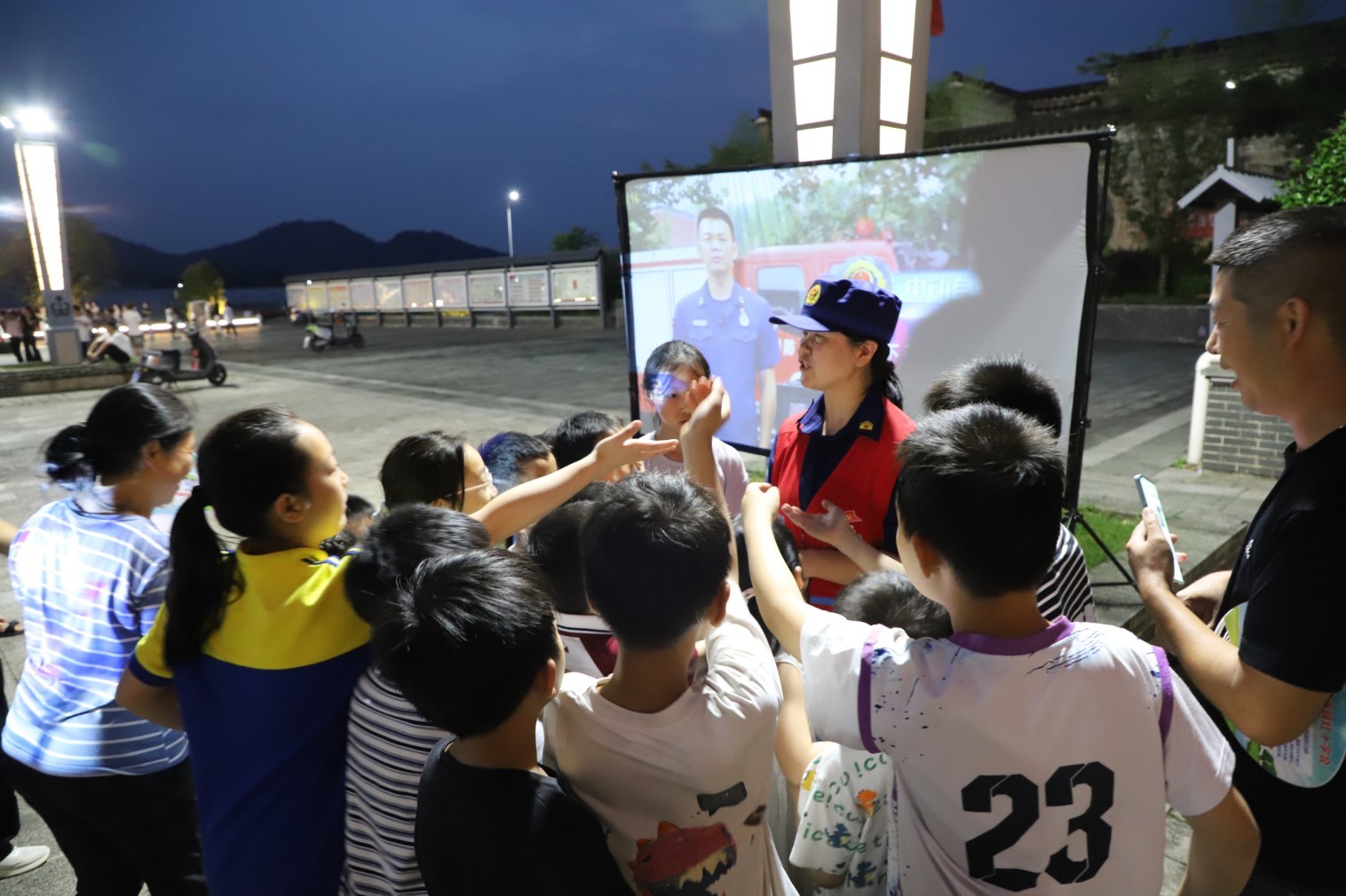 金溪"消防夜市"摆摊设点，让安全知识走进生活