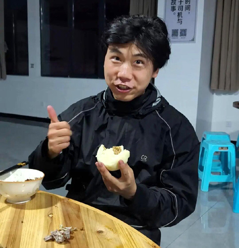 河南摩友在驿站用餐
