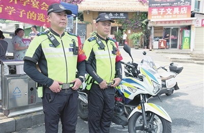 铁骑民警在安源中学考点待命