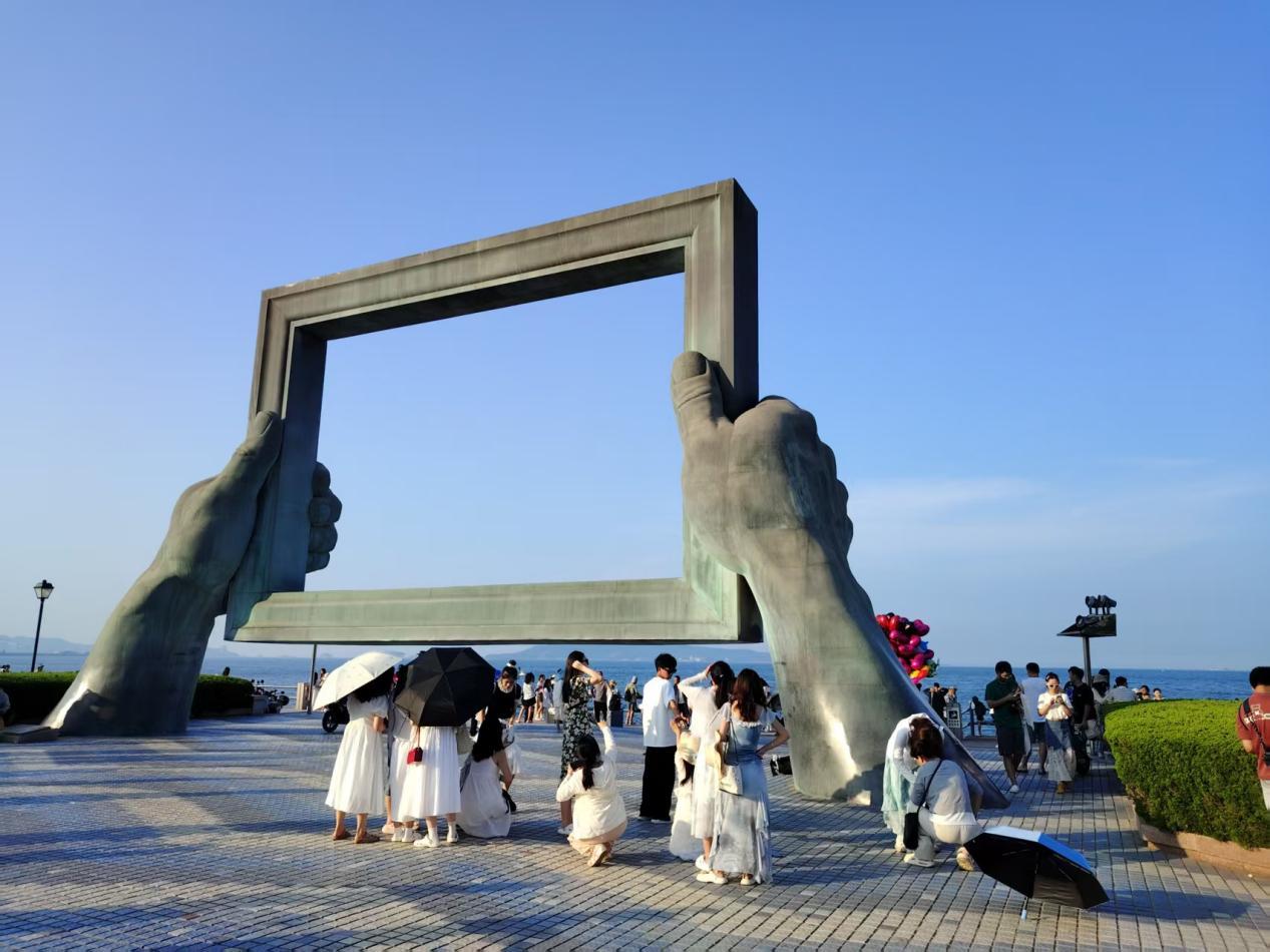 (威海地标性建筑公园大相框)