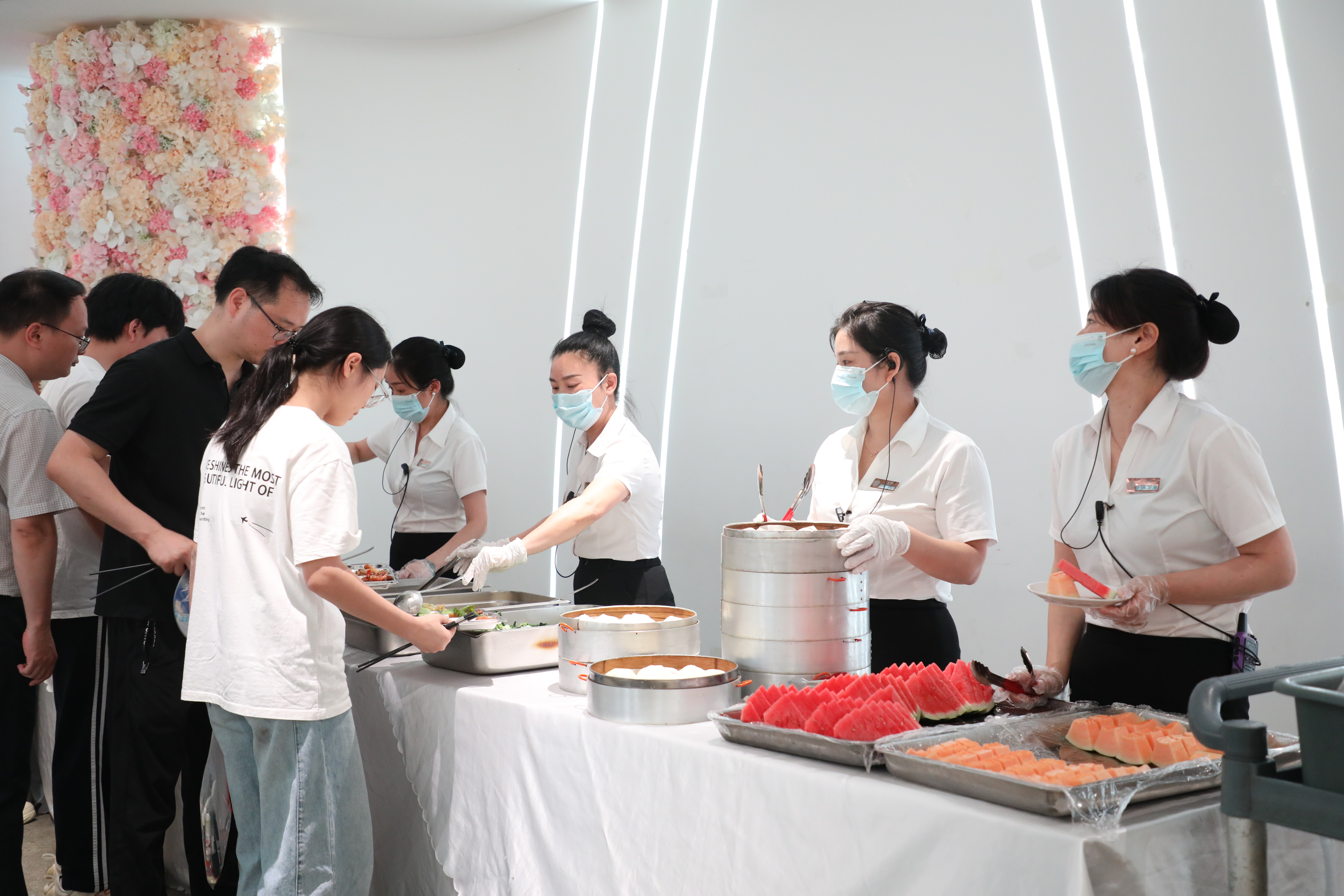 考试及家长正在有序用餐(通讯员姚雅云摄).jpg
