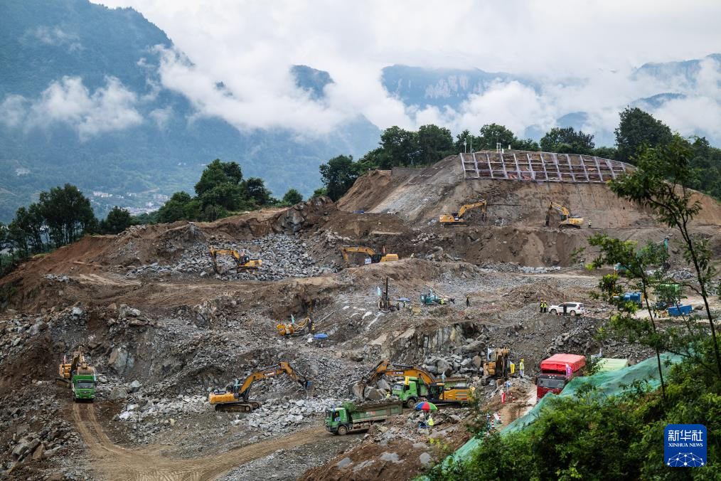 这是6月8日拍摄的三峡水运新通道工程先行开挖区施工现场。新华社记者 伍志尊 摄