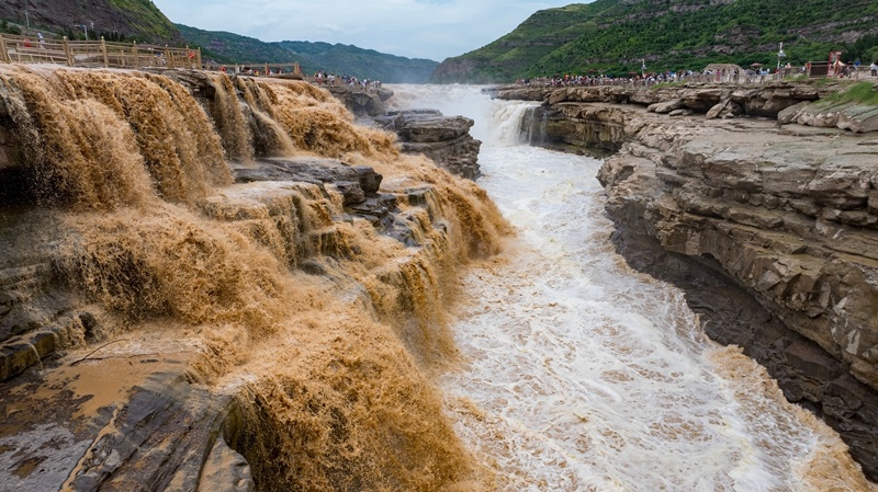 黄河壶口瀑布出现“半清半浊”景观。黄河壶口瀑布景区供图
