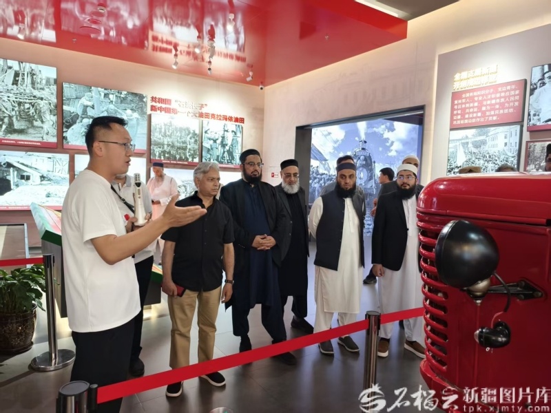 代表团成员在新疆维吾尔自治区成立70周年主题成就展参观。石榴云/新疆日报记者 李嘉妮摄