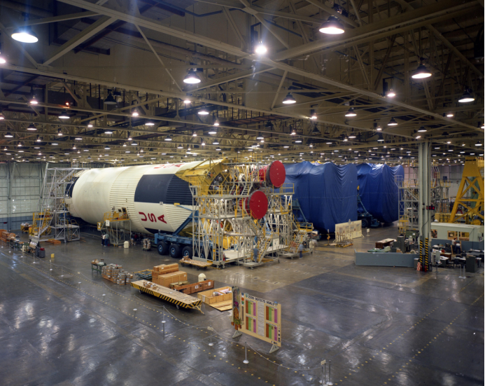 1967年,Saturn V第一级S-IC在NASA Michoud Assembly Facility装配。阿波罗时代,波音承包制造Saturn V第一级,这类大型政府合同构成了美国传统航天工业体系的基础。
