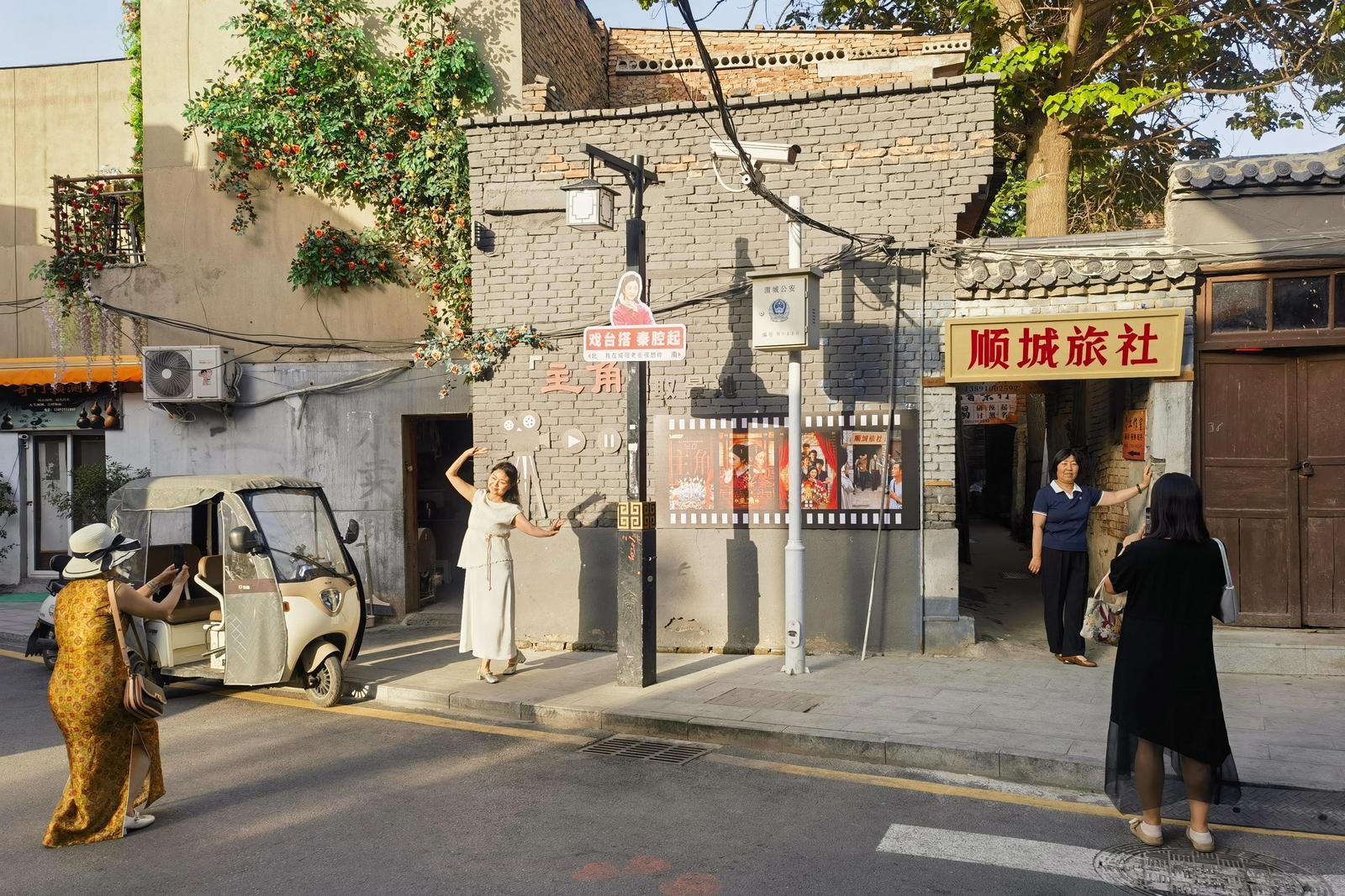 市民游客在“顺城旅社”前打卡留念