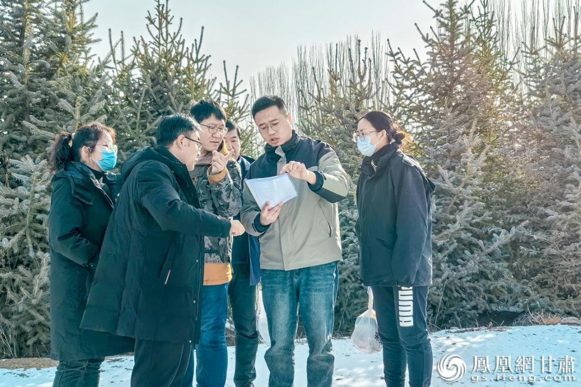 甘肃省祁连山水源涵养林研究院龙渠种子园科研试验站副站长赵祜（右二）与团队讨论青海云杉选优方法　龙渠国家良种基地供图