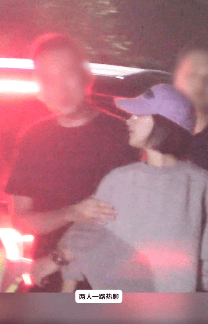 周冬雨与男性友人。