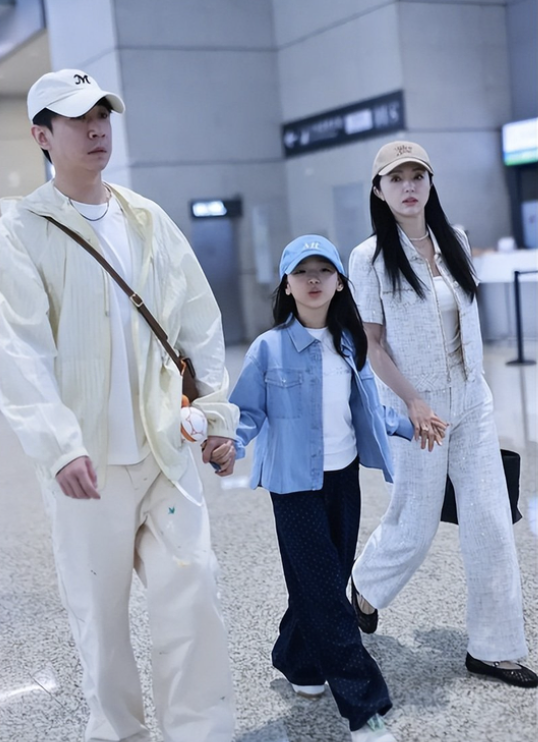 网友偶遇董璇带小酒窝 一家人画面温馨