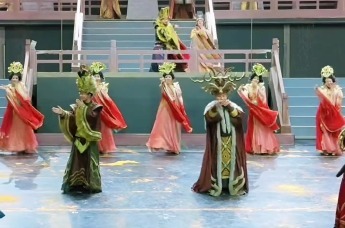 将错就错赚流量　甘肃临泽丹霞口文旅小镇00后整活了