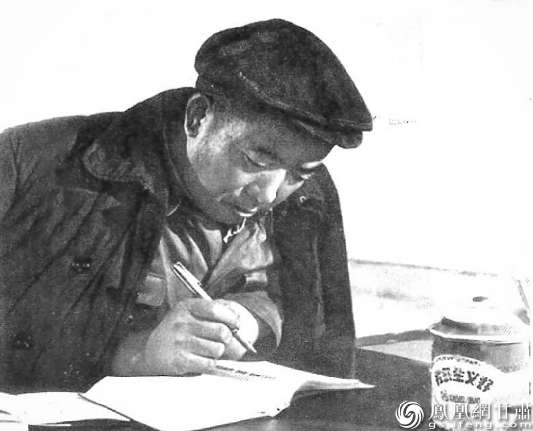 王进喜刻苦学习，坚持记笔记。资料图片