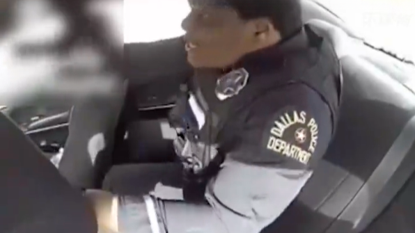 美国警车押送途中竟被嫌疑人半路劫持，警察被迫在车里左右摇摆