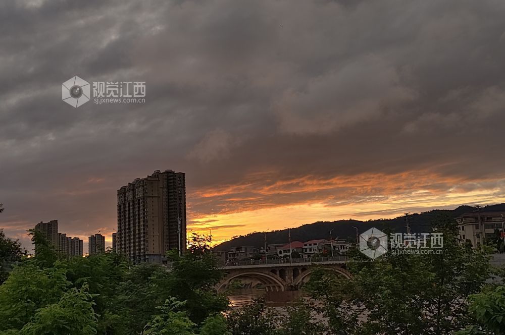 6月6日,江西省永新县禾水河两岸晚霞绚烂。落日余晖将天际染成金红,与静静流淌的河水、错落的建筑交相辉映。不少市民驻足岸边,沉醉于这如诗如画的夏日美景,感受城市的宁静与浪漫。