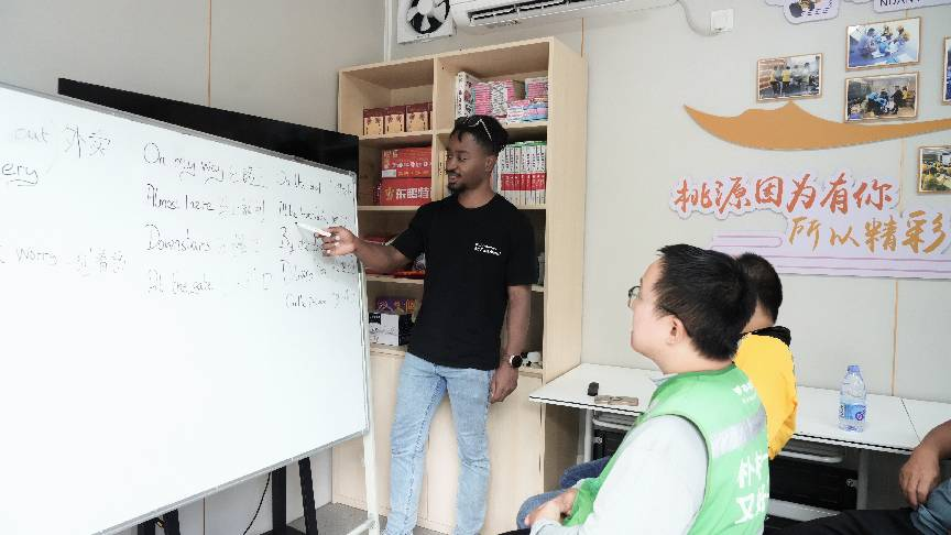 桃源街道:骑手“充电”学英语 小课堂赋能大服务