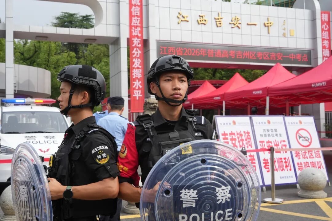 ▲吉安一中考点，特警正在保障考点安全。