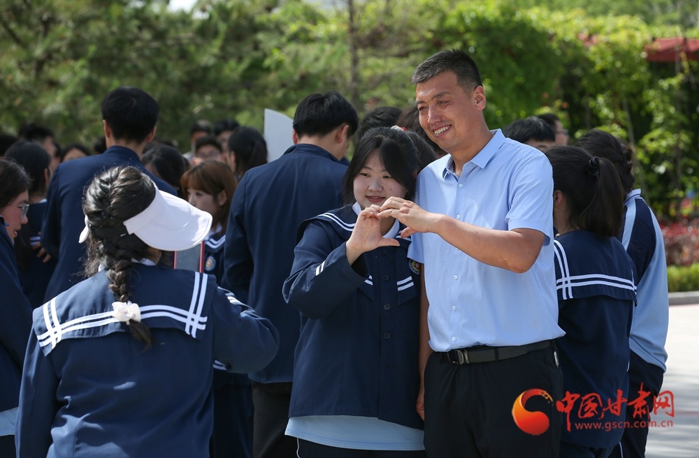 老师和学生合影