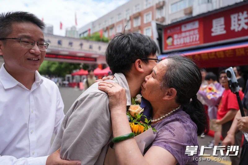 考场外，等待已久的家长与走出考场的孩子拥抱。