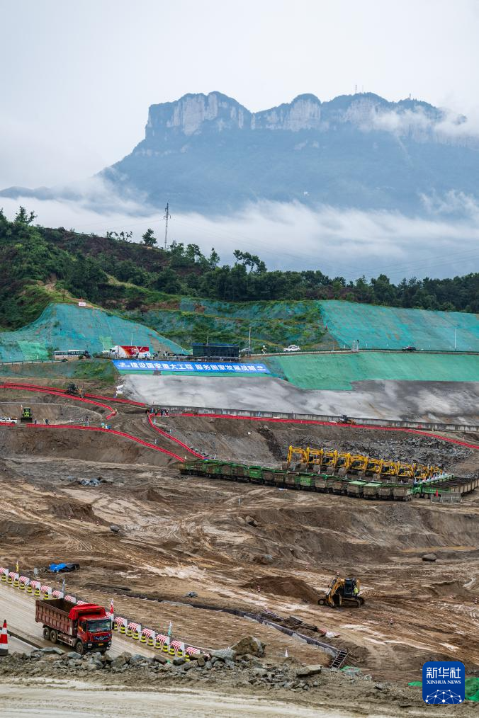 这是6月8日拍摄的三峡水运新通道工程先行开挖区施工现场。新华社记者 伍志尊 摄