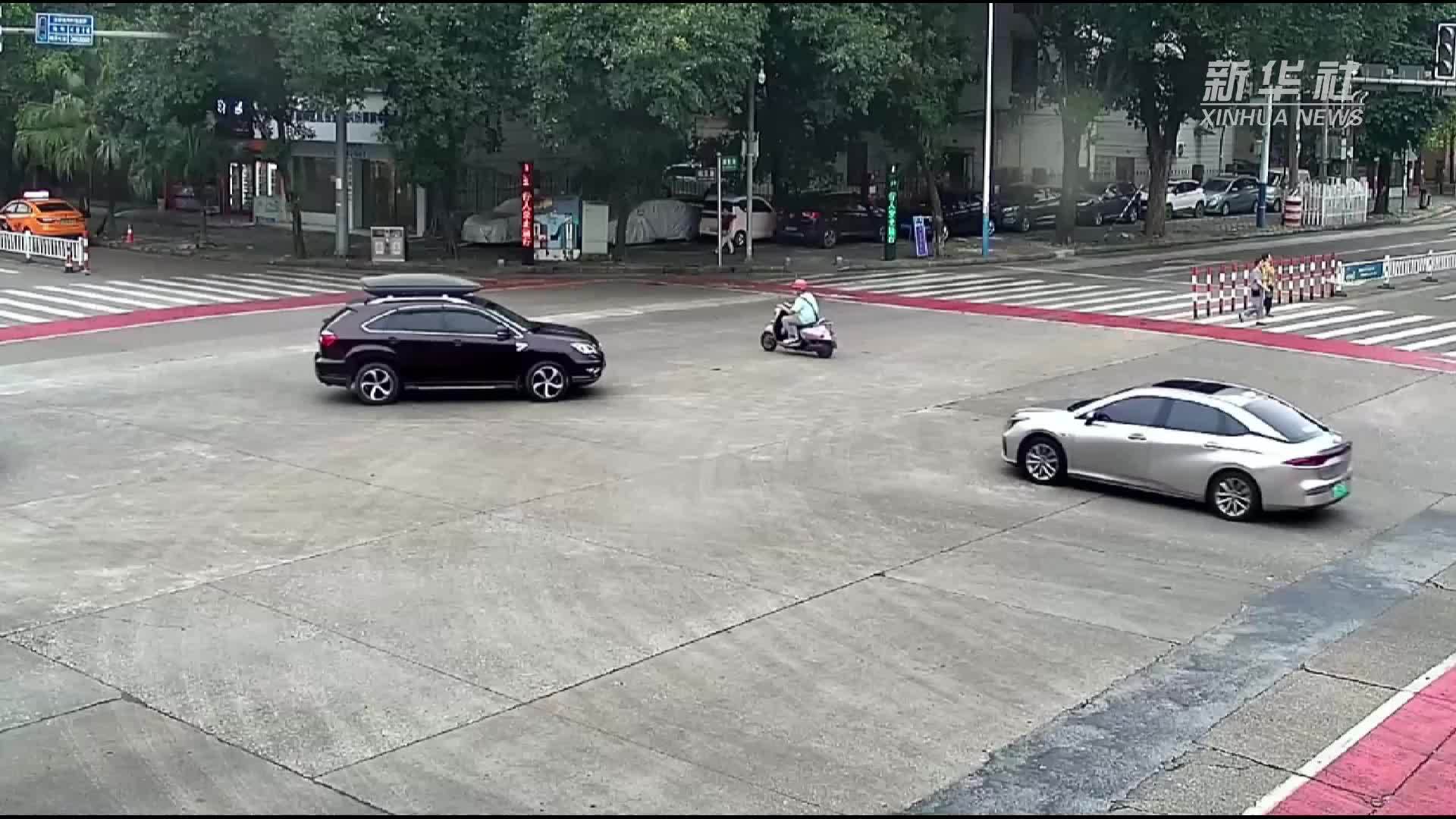 考生路遇事故险误高考 铁骑温情护送
