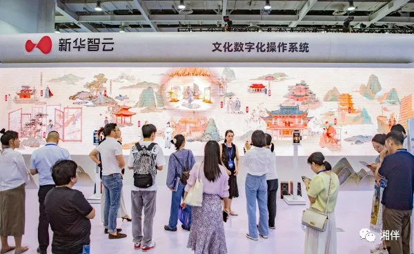 观众在2023中国新媒体技术展上参观、体验。 湖南日报全媒体记者 李健 通讯员 刘至 摄