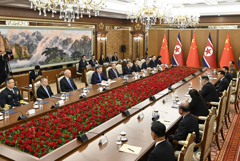当地时间6月8日下午,中共中央总书记、国家主席习近平在平壤锦绣山迎宾馆同朝鲜劳动党总书记、国务委员长金正恩举行会谈。新华社记者 殷博古 摄