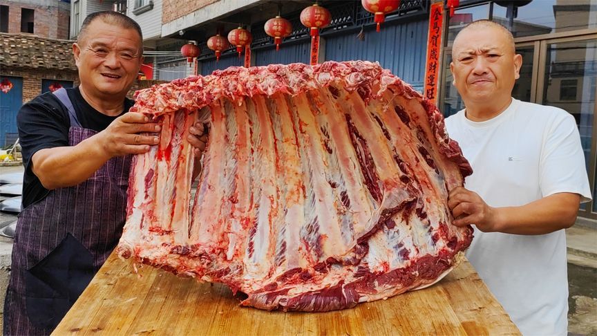 1430买一整扇牛排，农村铁锅酱焖3小时，12人牛排当饭吃到撑