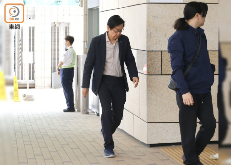 图：黄百鸣（左）6月9日步入法庭。
