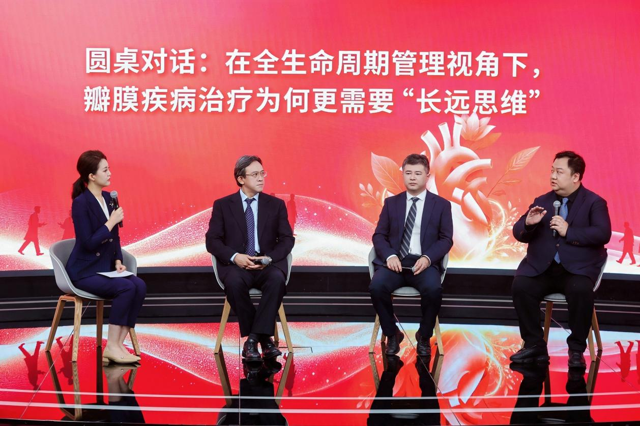 华正东主任（右一）与全国顶尖心血管疾病专家同台深度对话