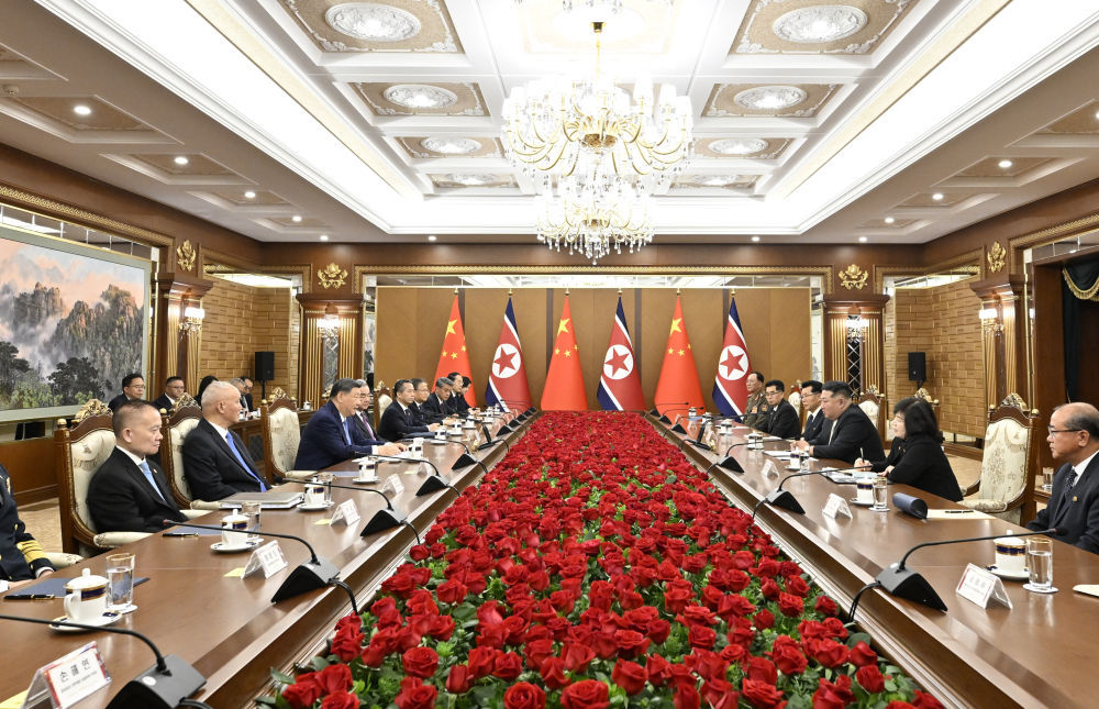 当地时间6月8日下午,中共中央总书记、国家主席习近平在平壤锦绣山迎宾馆同朝鲜劳动党总书记、国务委员长金正恩举行会谈。新华社记者 殷博古 摄