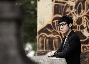 张昊辰再度来深，携“超越奏鸣曲”构筑钢琴哲思