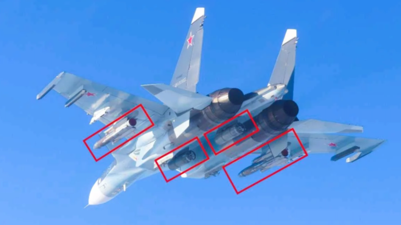 俄罗斯海军苏-30SM2战斗机携带Kh-31反辐射导弹飞越波罗的海。