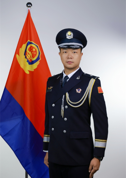 开平市公安局巡特警大队特警中队副中队长户稼祥