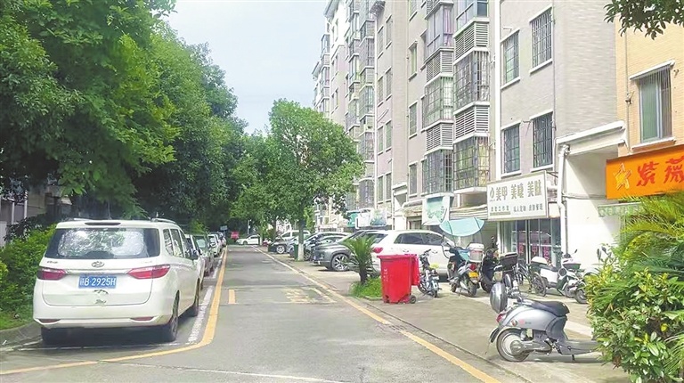 赣县区白鹭湾小区内部车库改造的店铺。