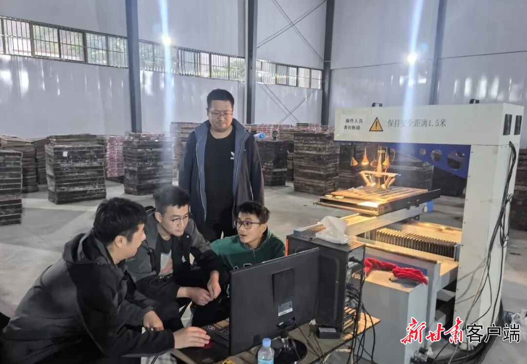 工作人员在项目现场演示高光谱岩心数据处理系统使用流程