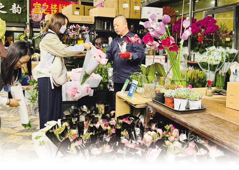 市民在西部花市选购鲜花