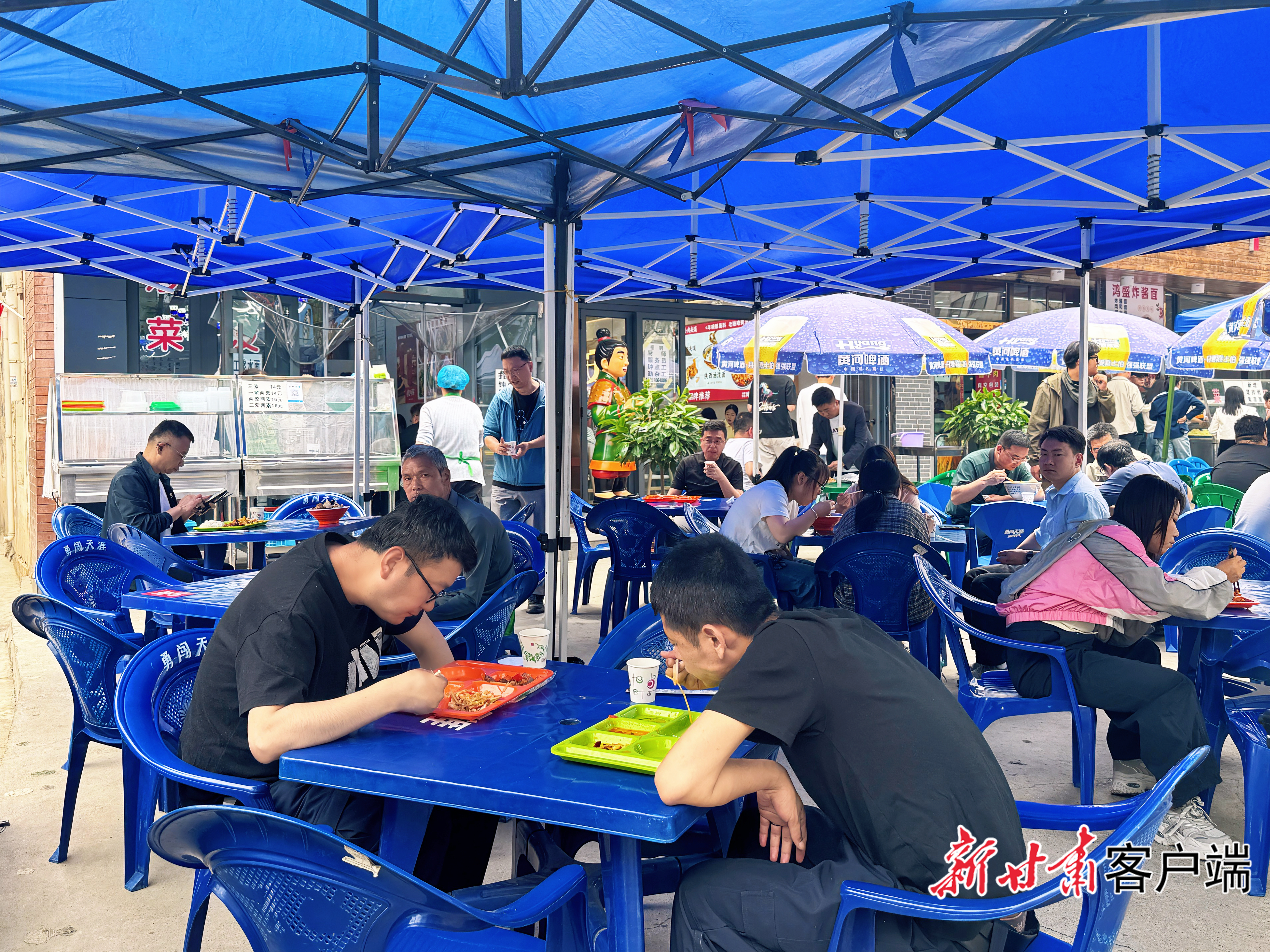 上班族在周边餐饮店购买平价工作餐