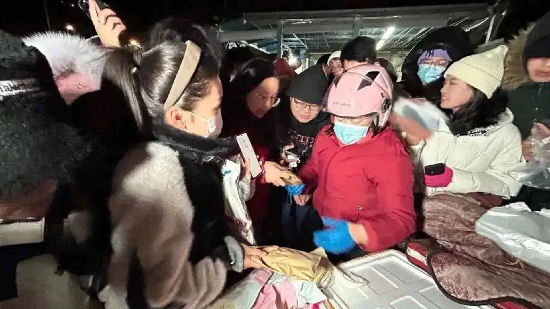 曾走红北京高校圈的 “鹅腿阿姨” 被曝售价16元“鹅腿”实为鸭腿，本人回应：正在配合相关部门工作，原材料是鸭腿，不存在欺诈