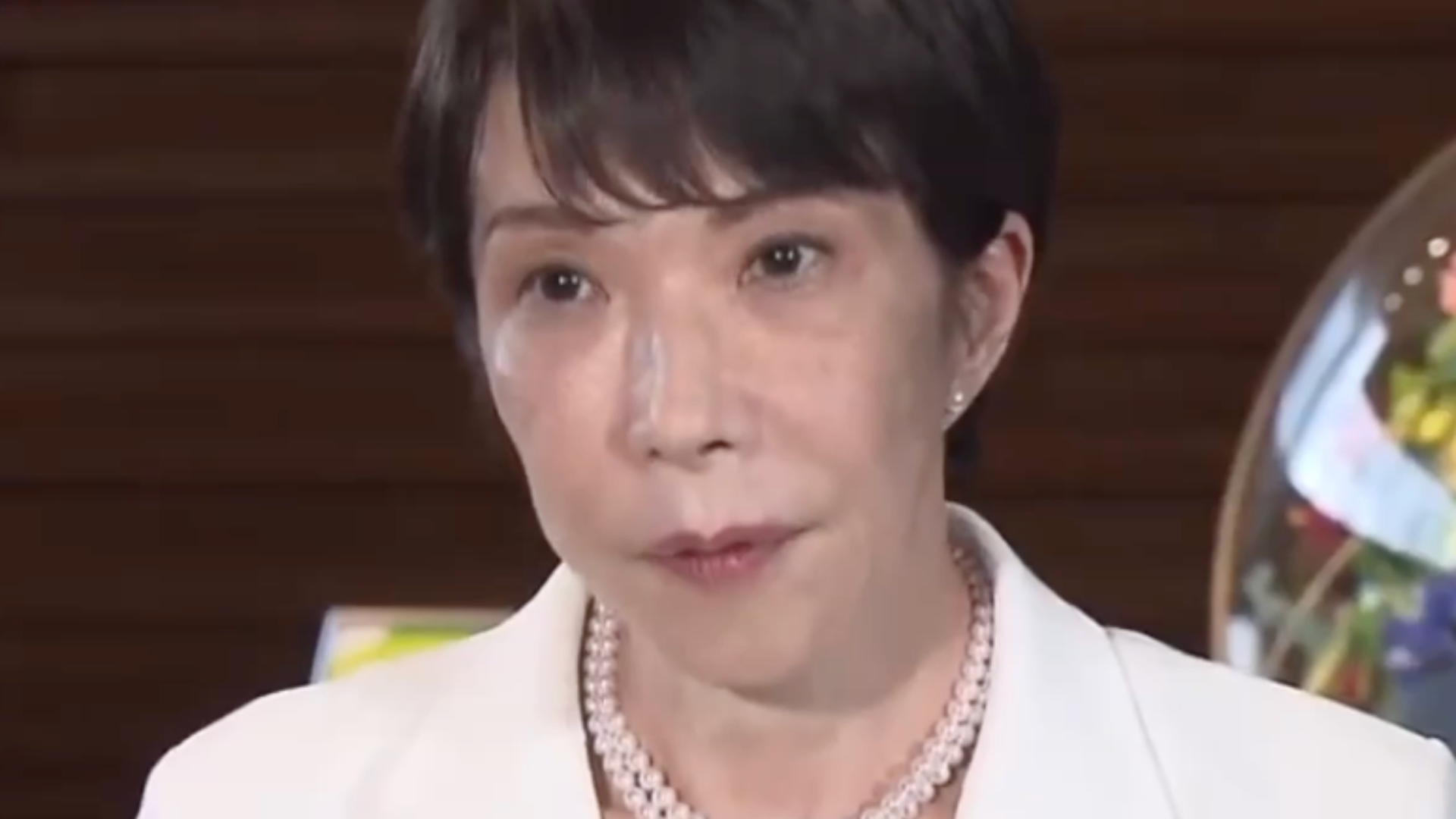 面对女记者提问，高市早苗小声嘀咕“烦死了”，被麦克风捕捉，网友：嫌烦就辞职别干了