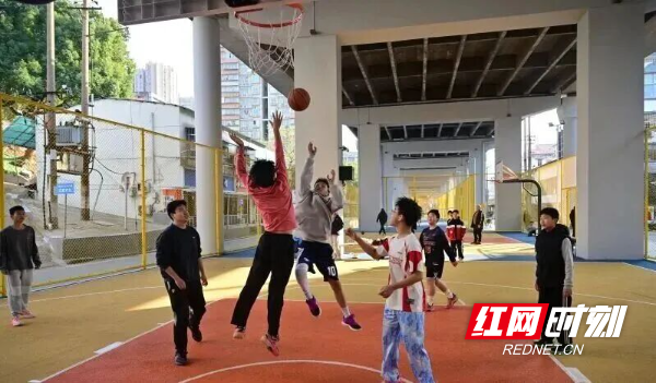 立交桥下的运动空间,孩子们在尽情挥洒汗水。
