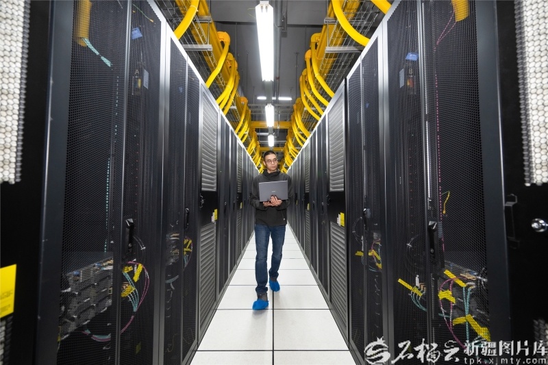 位于昌吉市的新疆国际融合算力中心,工作人员在IDC机房巡检。何龙摄