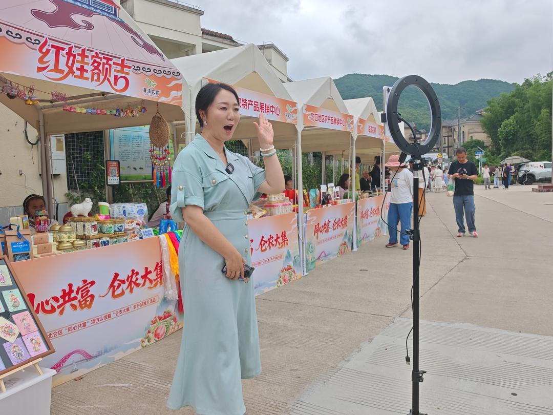 “仑农大集”摊位主理人正在直播宣传 杜倩 摄