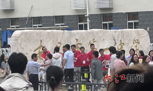 6月7日上午开考前,南昌市第一中学(朝阳校区)考点门口,家长和老师为考生们加油。